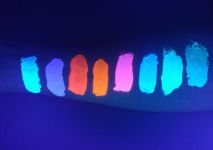 Na zdjęciu widać jak wszystkie kolory świecą w świetle ultrafioletowym, aczkolwiek zdjęcie nie oddaje ich rzeczywistych możliwości w UV.